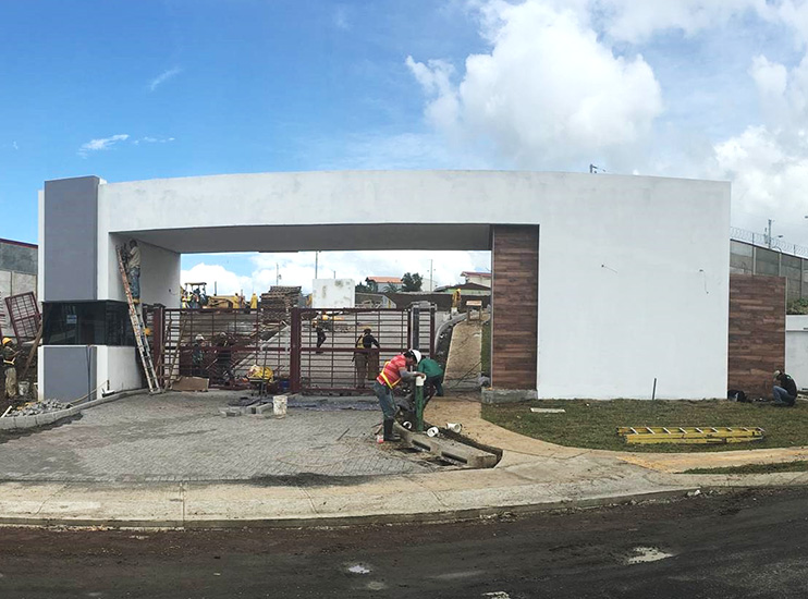Diseño acceso y casa club 